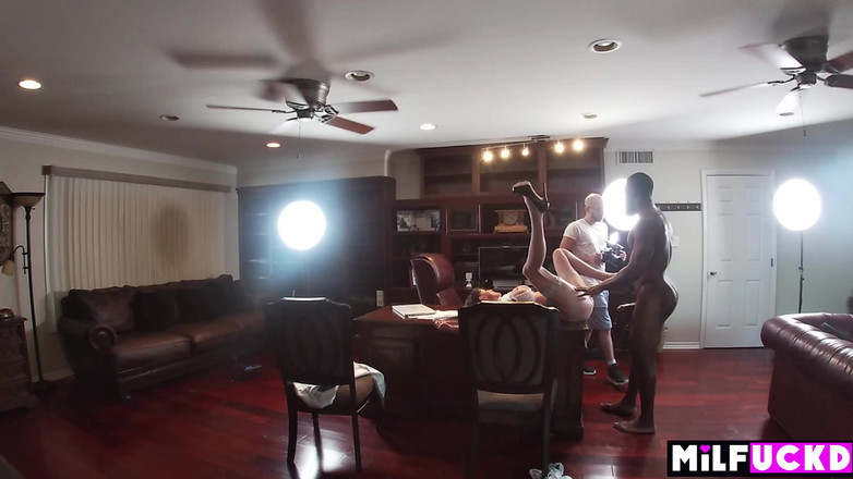 Milfuckd: Výkonný rekord společnosti přestávky v jejím novém umělci Bts