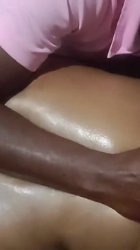 Memek aduhai tante seksi india dipijat dengan minyak dan dientot habis-habisan sama kontol besar sampai mengerang keenakan