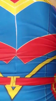 Amateur-kapitän marvel lutscht erstaunlich den schwanz und endet mit sperma in ihrer engen muschi