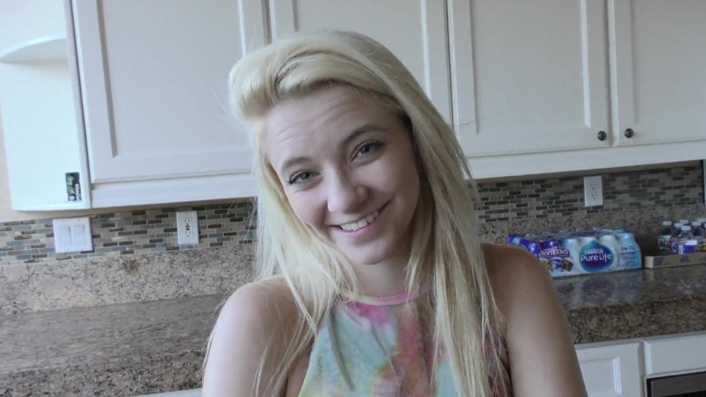 Perv Milfs n Teens: Riley Star fica em cima de seu pau de padrasto...
