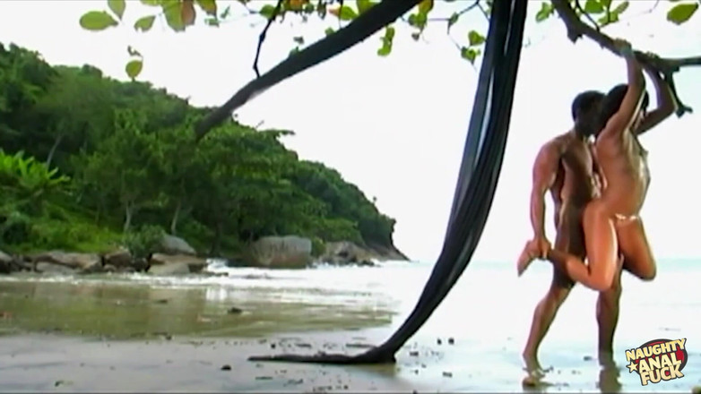 Naughty anal fuck: Une jolie brune s’installe dans un endroit romantique pour une...