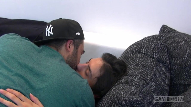 GAYheim: Arap İtalyan Tüylü Üst Genç Alman Türklerle Sevişiyor