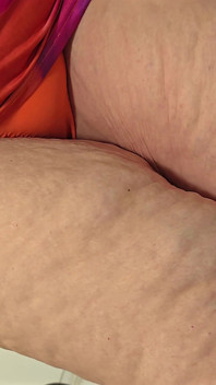 Dicker fetter arsch, weißes zimmermädchen, dame auf der stiefleiter, küchentheke im Minikleid und höschen ziehen zur seite - versuchen sie, nicht zu kommen