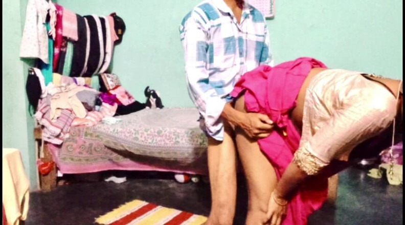 Amina begum: Indian Desi Bhabhi Pink Shari