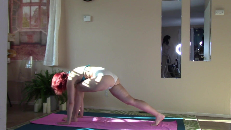 Aurora Willows: Angel-pose und front-lunge