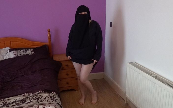 Horny vixen: Dansen in burka en niqab op blote voeten en masturberen