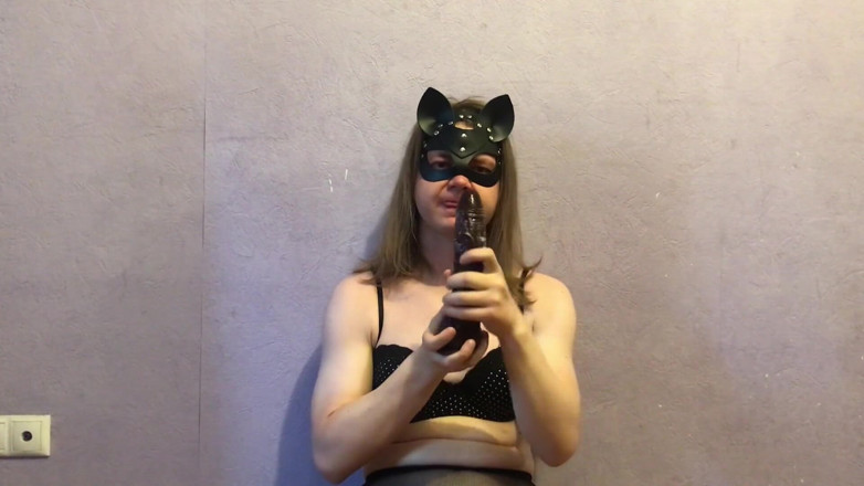 Elise Woods: Sissy elise sitzt blowjob und nimmt tief in den hals