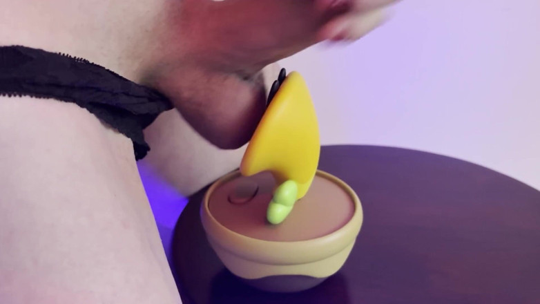 Ryley Rails: Un arrapante collante che copre la figura con un giocattolo