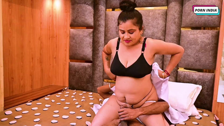 Porn India Studio: Ateşli güzel doktor hastayla sikişiyor