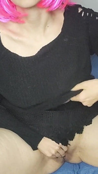 Mă frec crud sub masca mea jucăușă de pizdă