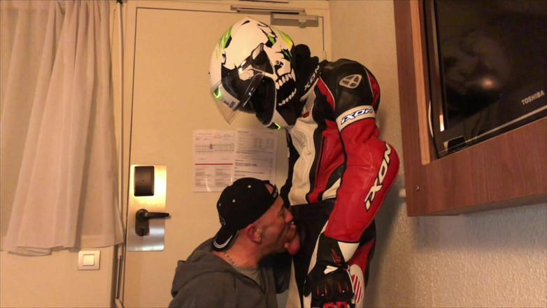 The fuckers raw studio: 2435 Droit au motocyclette de l’hôtel B en tenue de...