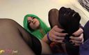 Trans and Cross-Dressers Feet: De oogverblindende Irene Aoki rolt haar zwarte netkousen omlaag en...
