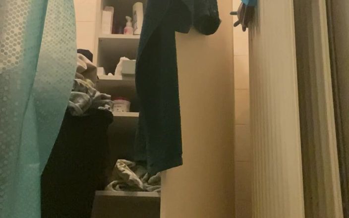 House mate: 男人撒尿裤子并操他自己的混蛋