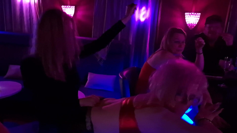 PureVicky66: Public bar sgrillettamento frenzy - una ragazza matura sgocciolante bagnata