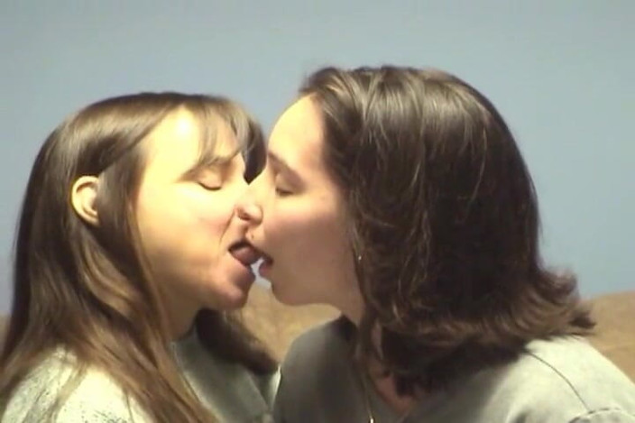 Radical Lesbian: Seks buatan rumah - milf dewasa dan ibu rumah tangga