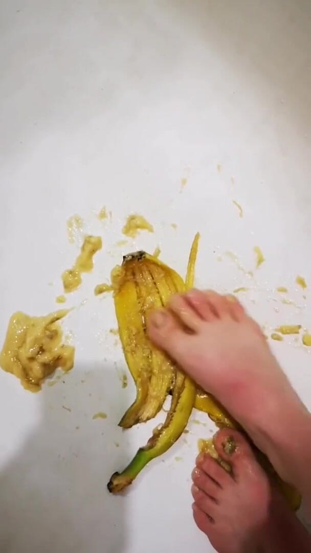 Erotic college: Aku suka pisang di antara kaki