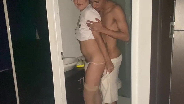 KenPrince: Femboy chơi trong phòng tắm và bị đụ bởi anh chàng...