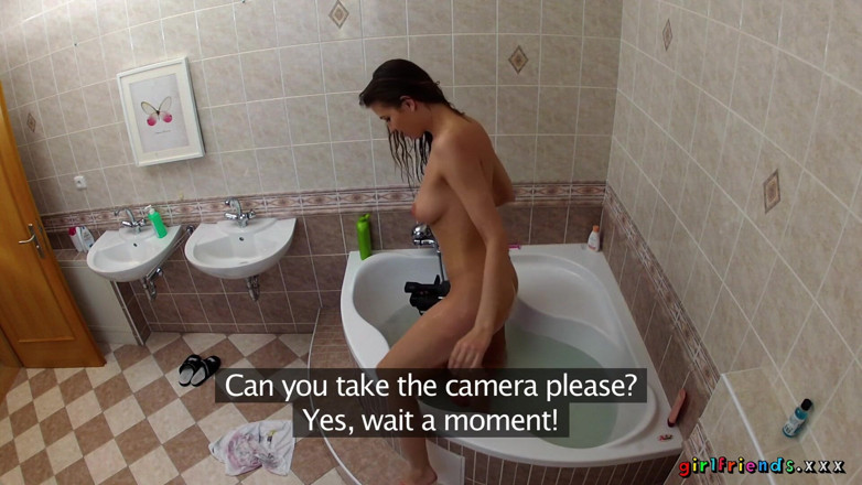 Girlfriends XXX: Girlfriends XXX - des lesbiennes se lavent la chatte mouillée dans...
