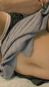 義理の息子とベッドとbusty stepmom。最初は旦那さんだと思っていた。彼は彼女を愛撫し、犯した