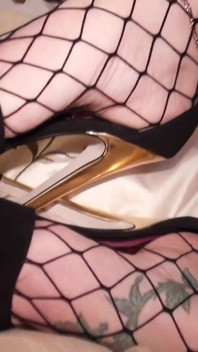 Trisha's vibrator playtime on the bed