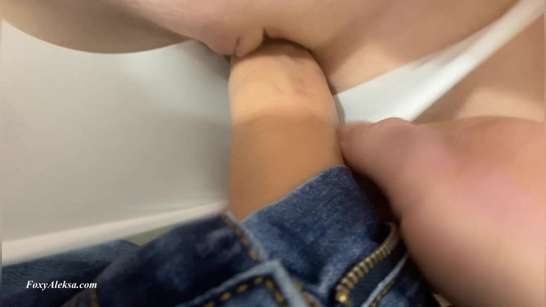 FoxyAleksa: Omg!!! Jeho čůrák stříká na můj zadek! Tohle mi udělal v šukajícím...