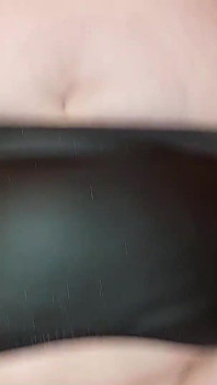Bunicuța excitată se fute cu degetele și se fute până la un orgasm cremos
