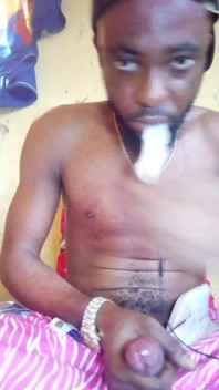 Je me touche en regardant du porno