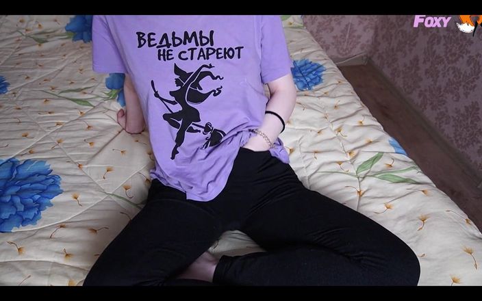 VioletPurpleFoxy: Tengere studente speelt met haar tieten tot een schuddend tepelorgasme