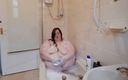 SSBBW Lady Brads: İri güzel kadın banyo zamanı eğlencesi ve göbek sallıyor