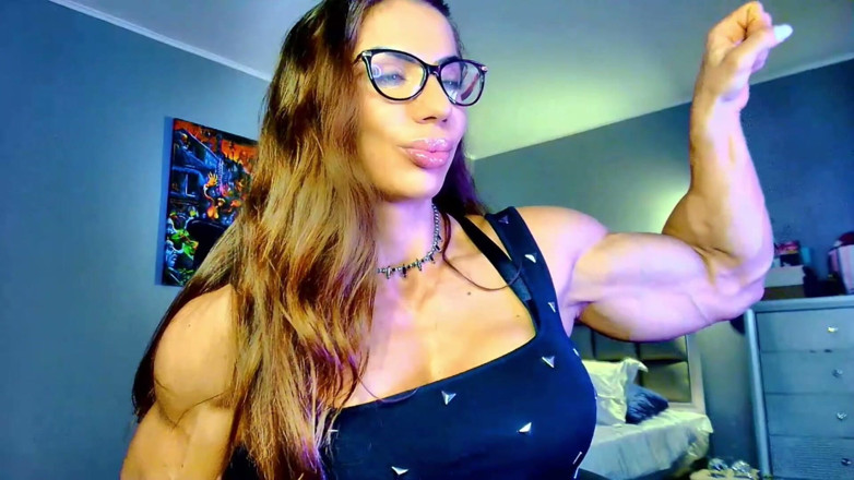 Alesyamuscledoll: More Biceps and Pec Bounce