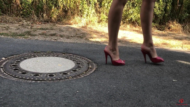 Goddess Lena: Pissed while walking