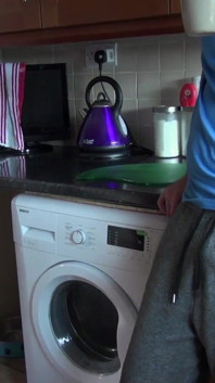 Ava Austen hard geramd in de keuken door Ricky Stone