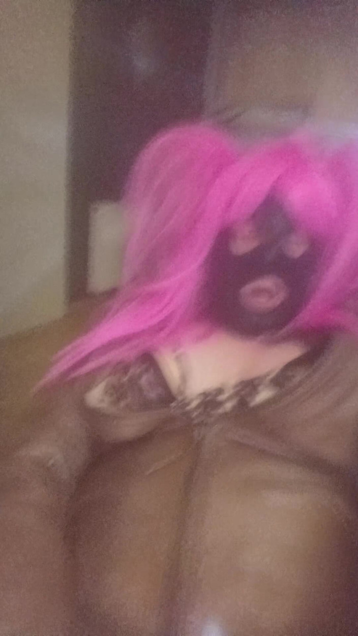 JujuTV: Sissy trans travestito mostra il suo buco da scopare arrapato