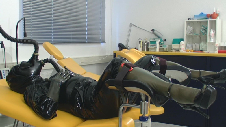 Rubber & Clinic Studio - 1ATOYS: Masturbasi karet yang aneh dengan kencing-rebreather