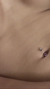 아름다운 아시아 t-girl Paula가 좋아하는 바이브레이터를 사용할 수 있게 될 것입니다.