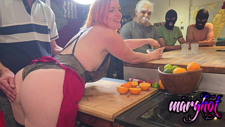 Sexymarghot: Seksowna barmanka zostaje zerżnięta i gangbanged w kuchni przez 6 juice...