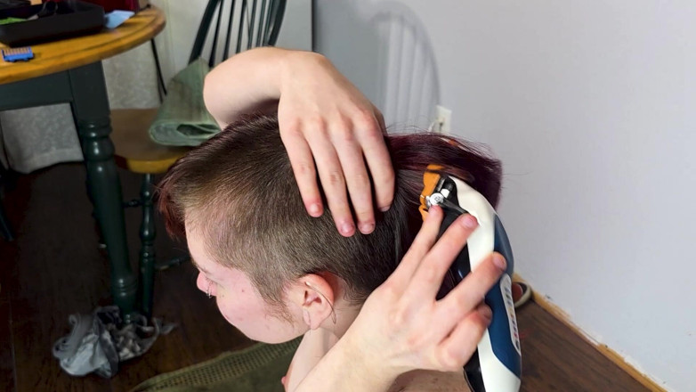 Vibra King Video: Goth Punk Rasiert Ihren Kopf