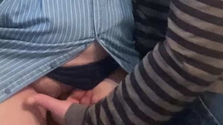 PriyaNaavya: Perv tření chlupaté kundičky v metru