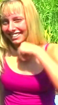 Blonďatá holka nacpe kundičku mrkví do divoké venkovní zábavy
