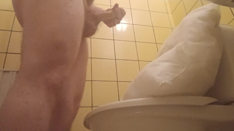 Ed Eden: Éjaculation, oreiller dans les toilettes