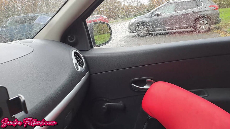 Sandra Falkenhauer: Tiada Seluar Dalam Seluar Ketat Merah