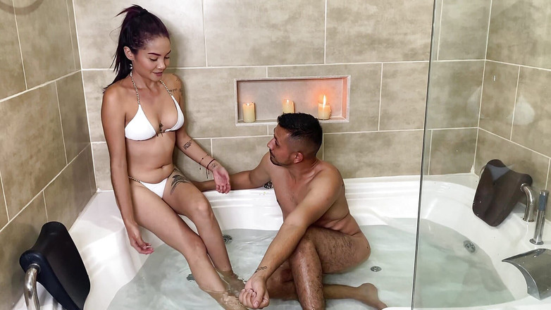 Allison Sweet: Bất ngờ trong tuần trăng mật, tắm cùng nhau trong...