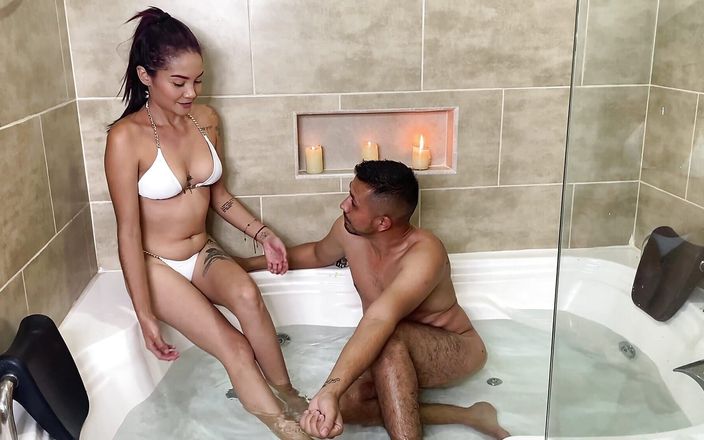 Allison Sweet: Surpresa de lua de mel, tomando banho juntos na jacuzzi