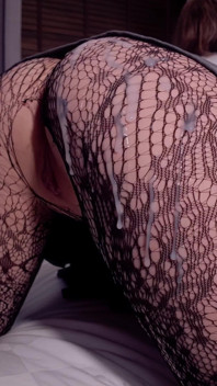 跳ねるおっぱいを持つ曲線美の女の子が後背位で乱暴に犯される - Lilykoti