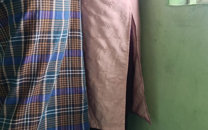 Laxi ammu: Empregada de casa curtindo sexo em pé