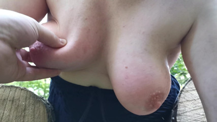 Bouncy Tits Action: Ляпаючи мої звисаючі цицьки в місці на відкритому повітрі