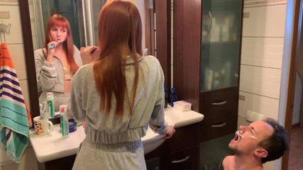 Petite Princesses Femdom: Fată roșcată se spală pe dinți și scuipă în gura sclavului - umilire...