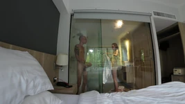 Cowok ini menggodaku sama kontol besarnya saat aku lagi mandi