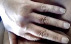 Si strofina il clitoride in auto