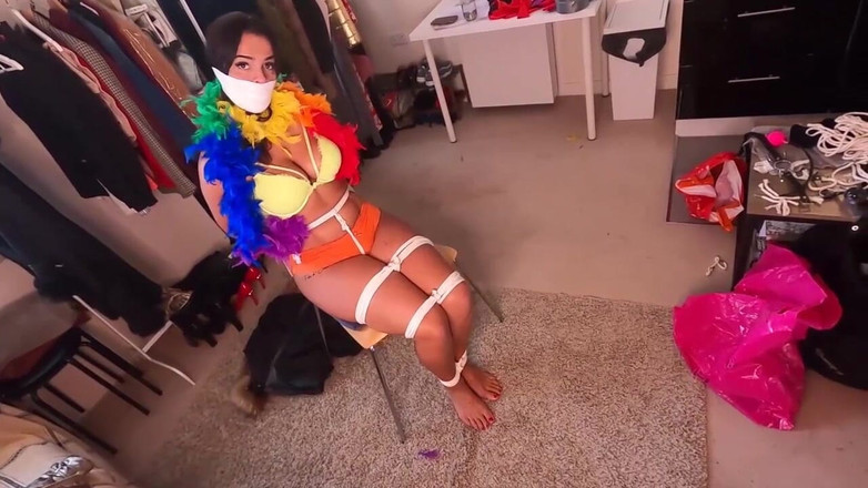 Latina Fetish: Cewek semok latina diikat dan disumpal dengan gags yang berbeda!...